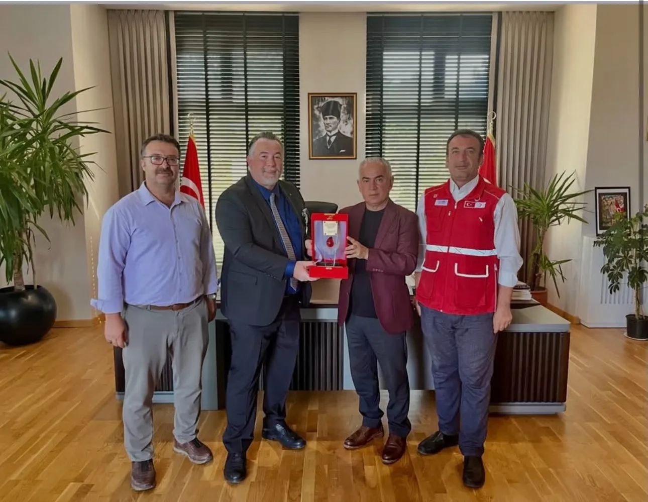 Gazeteci Cihan Fulser’e KIZILAY’dan Anlamlı Plaket