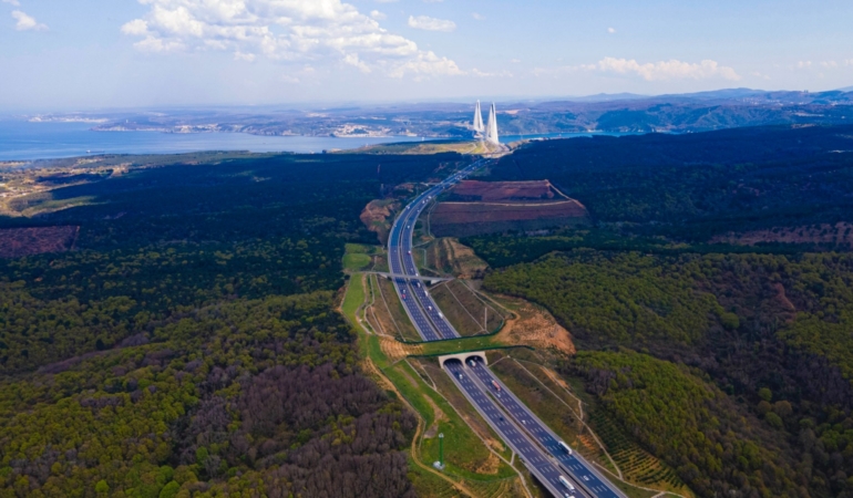 Otoyollardan yaklaşık 16.3 milyon araç geçiş yaptı
