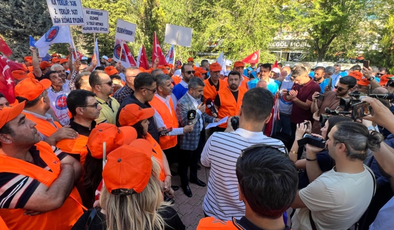 Elazığ’da Kamu İşçileri AK Parti İl Binası Önünde Toplandı