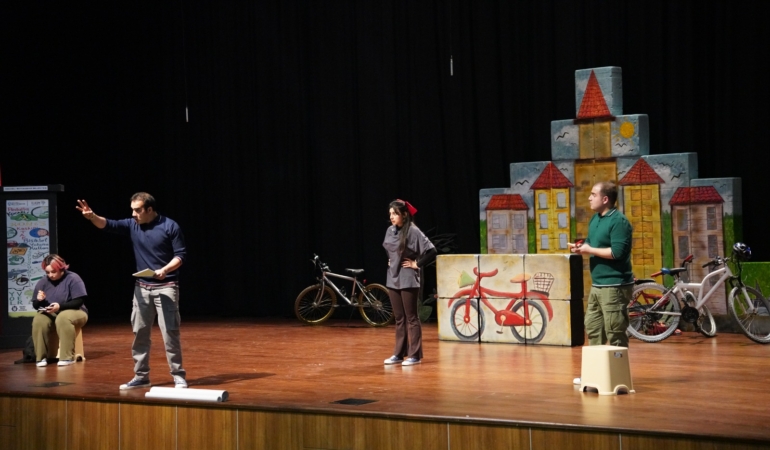 “İki Teker Bir Rüya” Adlı Tiyatro Oyunu Gösterime Başladı