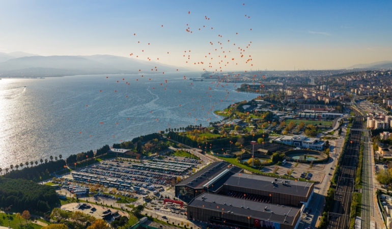 Turuncu balonlarla kadına şiddete ‘dur’ mesajı